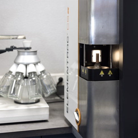 Analyse soufre et carbone dans un laboratoire d'analyse de métaux de pots catalytiques