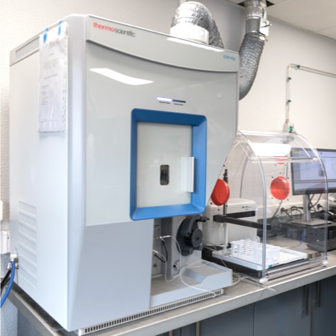 Machine pour analyser la composition des métaux dans un pot catalytique